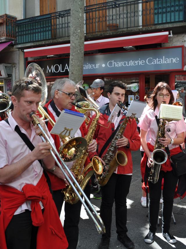 Bandas lors de la fête de la Cerise