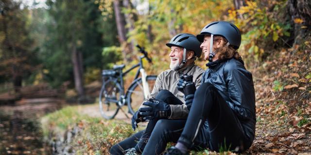 Couple vélo forêt nature