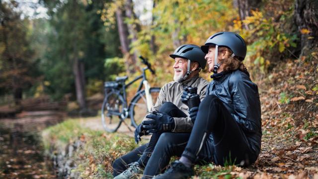 Couple vélo forêt nature