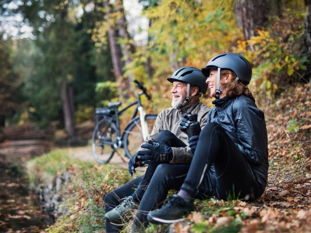 Couple vélo forêt nature