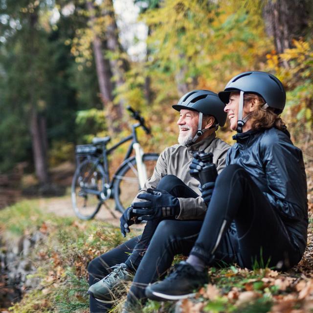 Couple vélo forêt nature