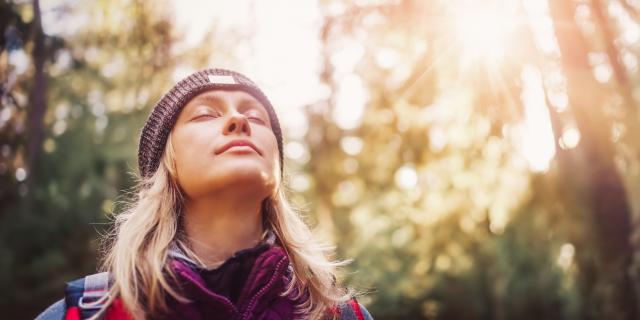 Femme respirant en pleine nature