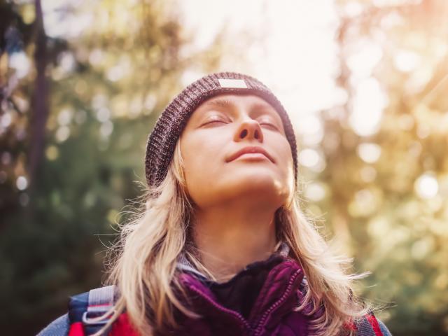 Femme respirant en pleine nature